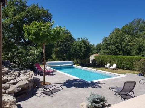 Aquarea Piscines Ardèche - Piscine béton St Alban Auriolles avec Volet Hors sol et PVC Armé gris clair