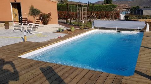 Aquarea Piscines Ardèche - Piscine coque Polyester Lavilledieu avec Volet hors sol et plage bois